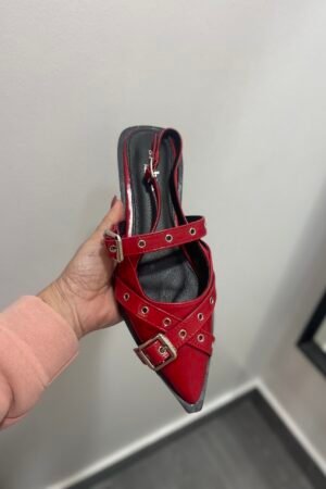 Sandalias planas hebilla rojas